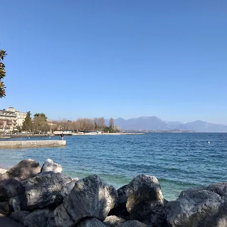 Apt Elena Fronte Lago Apartment
