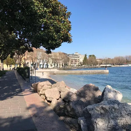 Apt Elena Fronte Lago Apartment